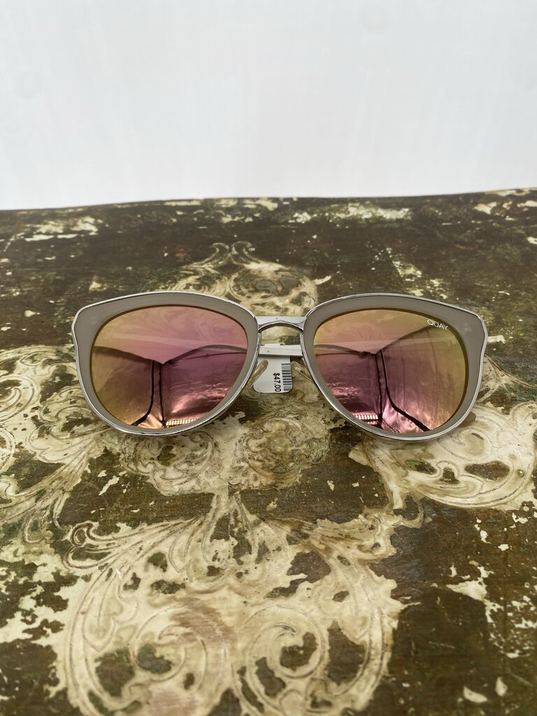 SUNGLASSES QUAY ACCESSORY
